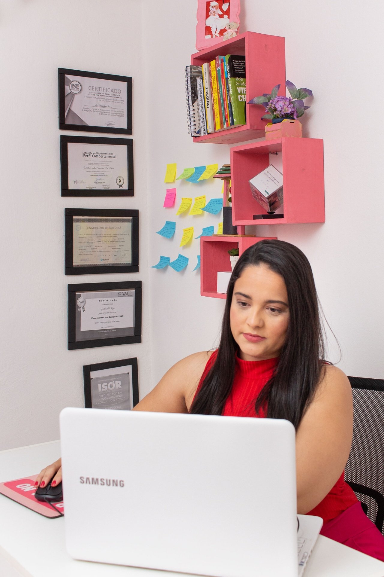 Gabriella com seus certificados